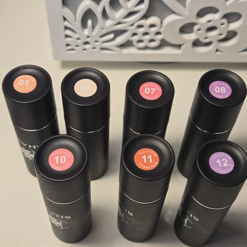 7 Piece Luxurious Lipstick Collection - Bold Shades - Picture 2 of 3